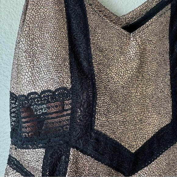 BKE Boutique Metallic Gold & Black Lace Cut Out Top Size Medium - Picture 3 of 4
